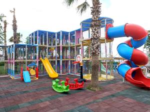 une aire de jeux avec toboggan et structure de jeu dans l'établissement Orange County Belek Family Only, à Belek