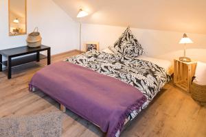 a bedroom with a bed and a table with a lamp at Ferienwohnung Ziske in Bad Wildungen