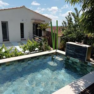 una piscina frente a una casa en logement atypique avec jacuzzi et piscine en Carnoules