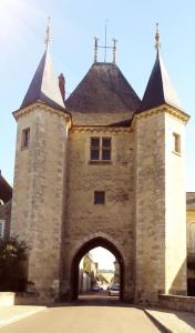 an entrance to a building with an archway at Le Puits d'Amour in Villeneuve-sur-Yonne