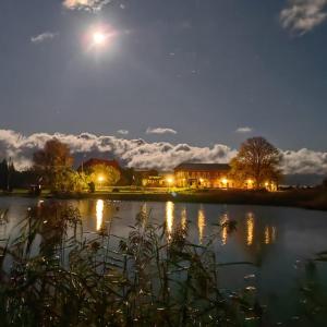 einen Blick auf einen See in der Nacht mit dem Mond in der Unterkunft Landhotel kreien in Kreien