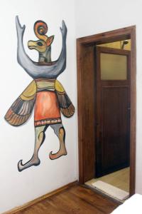 una pintura de una abeja en una pared al lado de una puerta en Happydocia, en Göreme