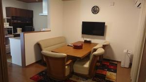 荻的住宿－萩シーサイド堀内，小型用餐室配有桌椅