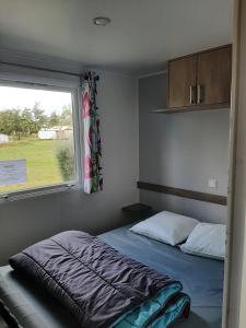 Postel nebo postele na pokoji v ubytování Bungalow à la Baie de Kernic