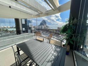 balkon z ławką i widokiem na miasto w obiekcie Infinium II - Exclusivo en Calpe - Uno por planta. w mieście Calpe