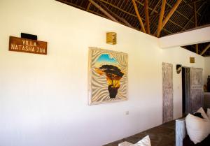 una pintura de una vaca en una pared en Villa Natasha Jua, en Watamu