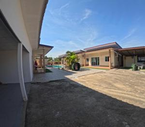 an empty driveway in front of a building at Pattaya pool villa in Ban Huai Yai