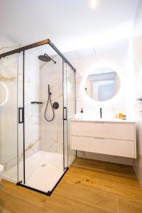 een badkamer met een douche en een wastafel bij Casa Del Sol Apartamento in Gijón