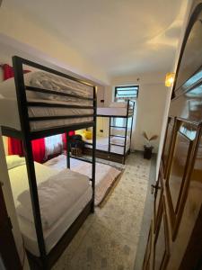 מיטה או מיטות קומותיים בחדר ב-Tashila Hostel