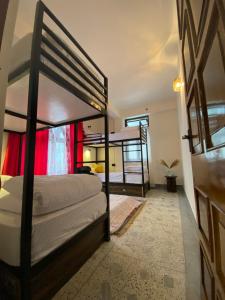 Poschodová posteľ alebo postele v izbe v ubytovaní Tashila Hostel