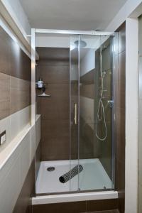La salle de bains est pourvue d'une douche avec une porte en verre. dans l'établissement Pretty Home Rozzano, à Rozzano