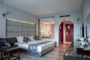 Un pat sau paturi într-o cameră la Ali Baba Palace -Families and Couples Only-