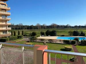vistas a la piscina desde el balcón de un edificio en Joli appartement calme avec vue piscine, en Mandelieu-la-Napoule