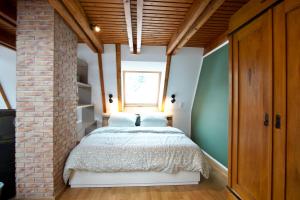 ein Schlafzimmer mit einem Bett und einer Ziegelwand in der Unterkunft Haus Silvie 