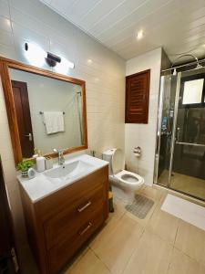 uma casa de banho com um lavatório, um WC e um chuveiro em Luxury home 75”TV, 5mins from City Center & Beach em Dar es Salaam
