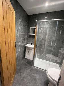 uma casa de banho com um chuveiro e um WC. em Black Bull Hotel em Bellingham