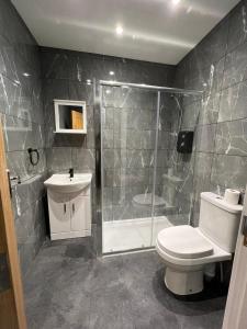 uma casa de banho com um chuveiro, um WC e um lavatório. em Black Bull Hotel em Bellingham