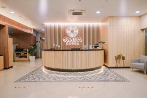 una hall di un hotel con reception di Cordia Hotel Yogyakarta - Hotel Dalam Bandara a Glagah