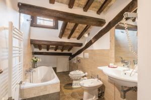 um banheiro com banheira, vaso sanitário e pia em Apartment by The Spanish Steps em Roma mais 11 fotografias