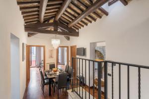 uma sala de jantar e sala de estar com mesa e cadeiras em Apartment by The Spanish Steps em Roma