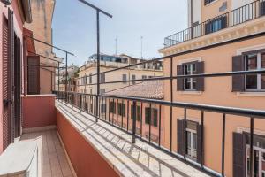 uma vista para um beco a partir de uma varanda em Apartment by The Spanish Steps em Roma