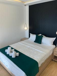 1 dormitorio con 1 cama grande y toallas. en Hotel NOBEL Ulcinj en Ulcinj