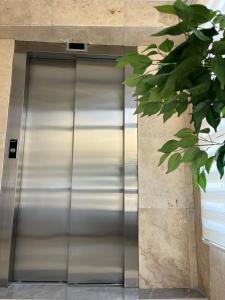 una puerta de un ascensor metálico en un edificio en Hotel NOBEL Ulcinj, en Ulcinj