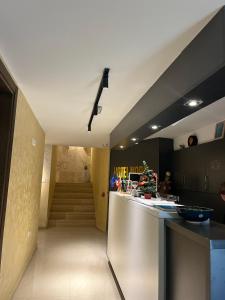 ウルツィニにあるHotel NOBEL Ulcinjのカウンター付きのキッチン、背景に階段