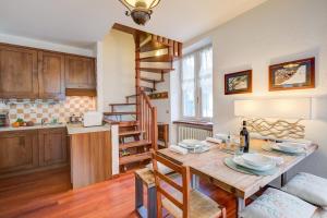 Η κουζίνα ή μικρή κουζίνα στο La Torre In The Center Of Town - Happy Rentals