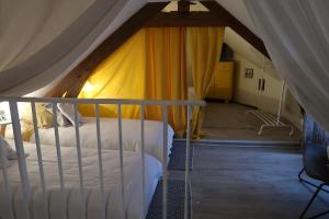 um quarto com uma cama num sótão em Maison Oscar et Petrus em Beaumont-du-Gâtinais