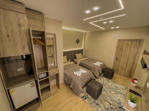 niewielka sypialnia z 2 łóżkami i lustrem w obiekcie Holy Sheet Plus w Kairze