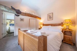 Un pat sau paturi într-o cameră la Semer Barn