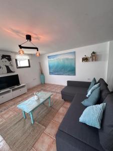 Posezení v ubytování Large Studio Apartment!