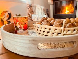 een tafel met een mand brood en een kaars bij New Villa Montagne & Lac Cheminée 4 chambres vélos in Saint-Jorioz