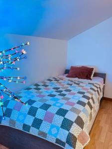 een slaapkamer met een bed met een blauwe muur bij New Villa Montagne & Lac Cheminée 4 chambres vélos in Saint-Jorioz