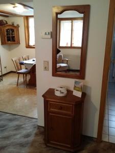 a mirror on a wall next to a table with a table sidx sidx at Ferienwohnung im ältesten Fachwerkhaus in Blankenburg