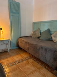 Postel nebo postele na pokoji v ubytování Large Studio Apartment!