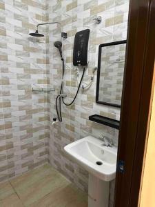 a bathroom with a sink and a mirror at Homestay Bukit Tinggi Klang in Klang