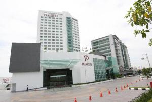 クランにあるHomestay Bukit Tinggi Klangの建物の前にオレンジ色の円錐形の駐車場があります。