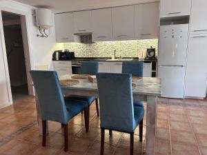Kuchyň nebo kuchyňský kout v ubytování Large Studio Apartment!