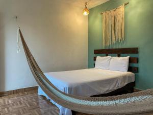 Bett in einem Zimmer mit Hängematte in der Unterkunft Sac Ek Hotel in Valladolid