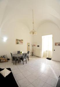 comedor con mesa y sillas en Origini - Apartment with private Garden en Lecce
