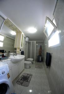 Baño pequeño con lavabo y aseo en Origini - Apartment with private Garden en Lecce