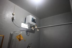 ein Licht an der Wand eines Badezimmers in der Unterkunft Tange Guest House in Ruteng