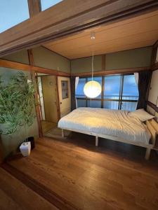 a bedroom with a bed and a large window at 【浅草・秋葉原・銀座・スカイツリー・東京タワー他直通！】最大8人 in Tokyo
