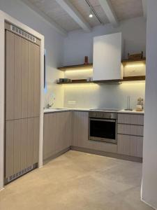 una cocina con fregadero y estufa horno superior en Vivant Naousa Residence 3, en Naousa