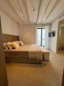 Un dormitorio con una cama grande y un televisor. en Vivant Naousa Residence 3, en Naousa