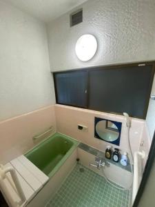 a bathroom with a bath tub and a sink at 【浅草・秋葉原・銀座・スカイツリー・東京タワー他直通！】最大8人 in Tokyo