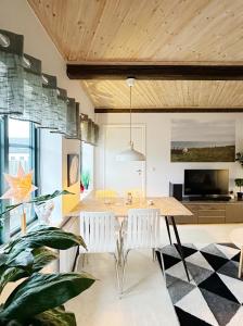 - une cuisine et une salle à manger avec une table et des chaises dans l'établissement Kåseberga Byhus, à Ystad