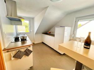 uma pequena cozinha com um frigorífico e uma mesa em Ferienwohnung-Schweinfurt em Schweinfurt
